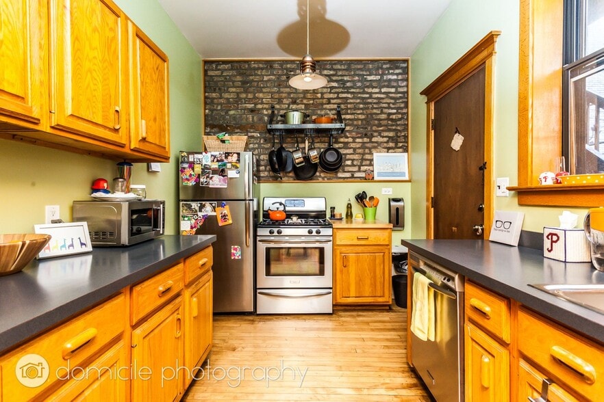 Building Photo - 3747 N Pine Grove Ave