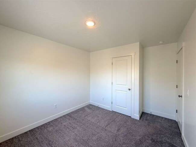 Building Photo - 4 bed, 2.5 bath home w/2 car garage