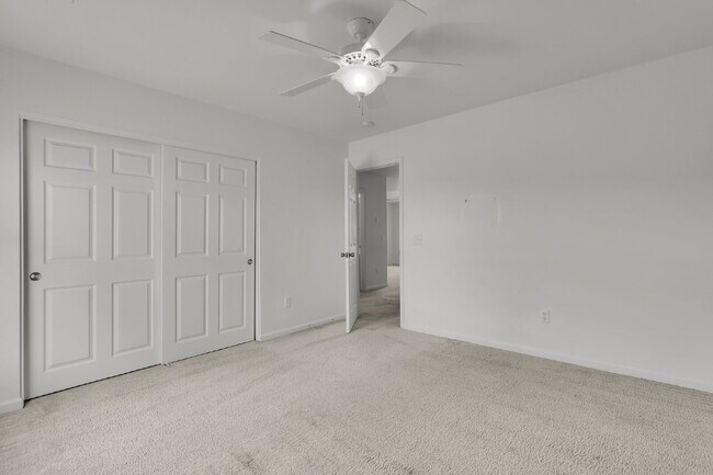Building Photo - 3 Bedroom 2.5 bath home with 2 car garage located in Shadow Moss