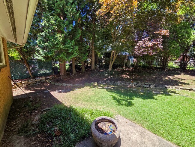 Building Photo - 305 Hillsboro Dr
