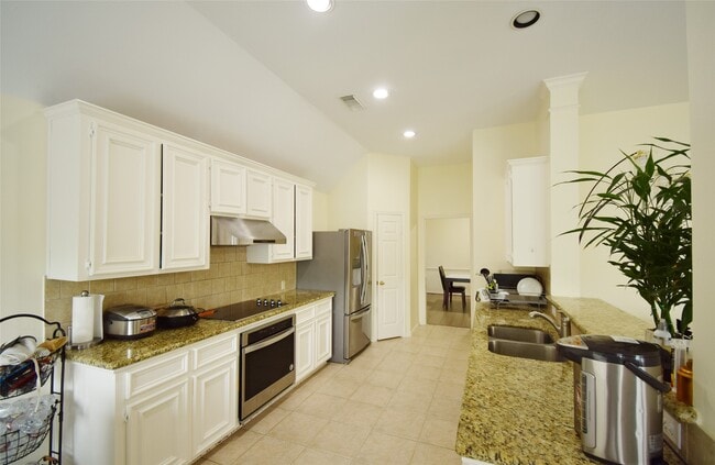 Building Photo - 3219 Summerland Dr