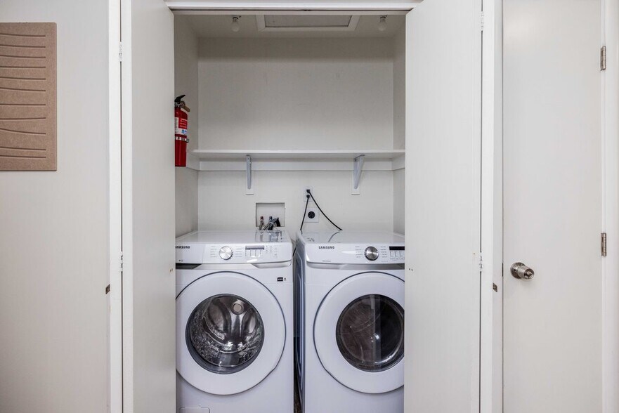 Building Photo - 861 Hollenbeck Ave