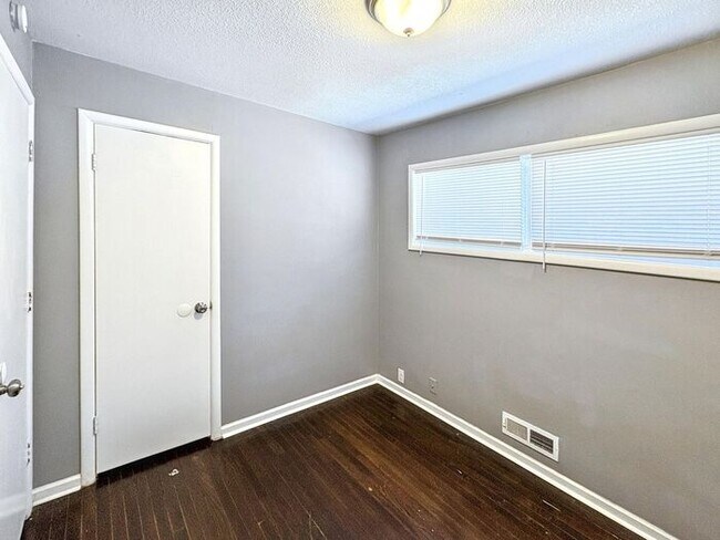 Building Photo - Spacious 4-Bedroom Home in a Prime Locatio...