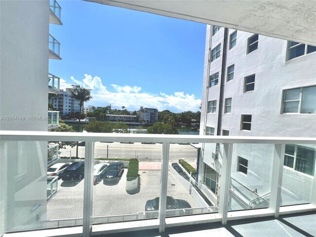 Building Photo - 2457 Collins Ave