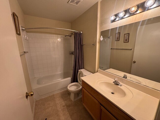 Building Photo - Two Bedroom Two Bathroom Fully Furnished Condo