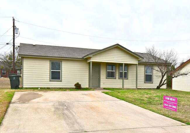 Primary Photo - 2 Weeks Free Rent!!! Cute 3 Bedroom 1 Bath...