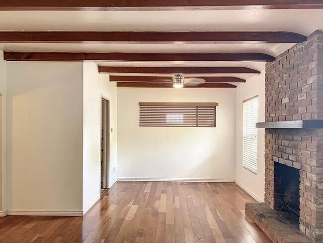 Building Photo - 4437 E Clarendon Ave