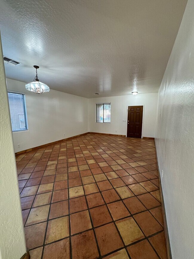 Building Photo - Large 4 bedroom house- Laveen