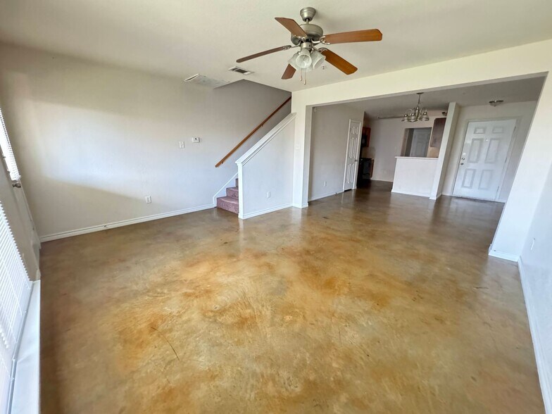 Building Photo - 4002 Cambridge Dr