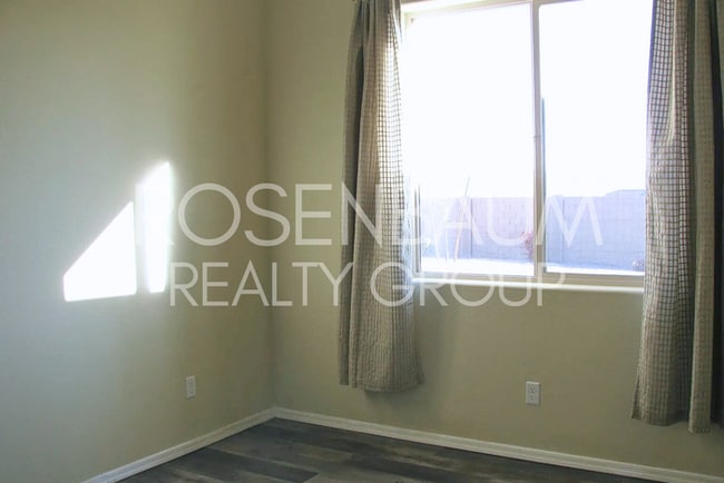 Building Photo - Gorgeous 3-bedrooms, 2-baths home in the b...