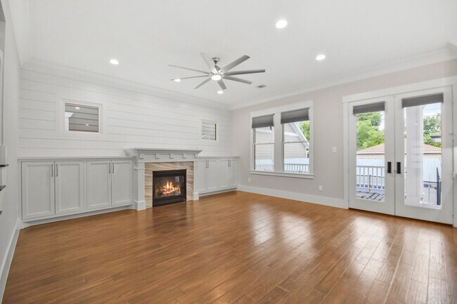 Building Photo - Luxury 3-Bed Home with Solar Panels, Tesla...