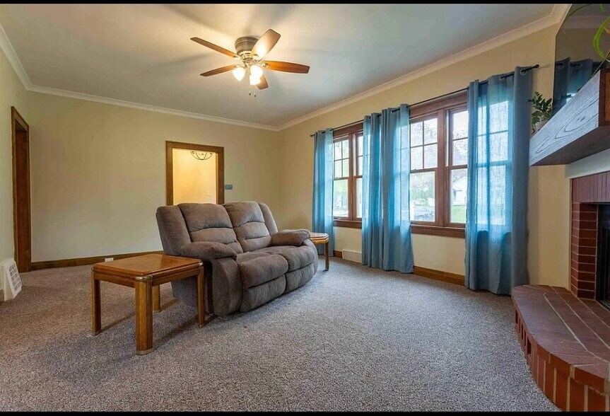 Living room - 1215 Mount Pleasant St