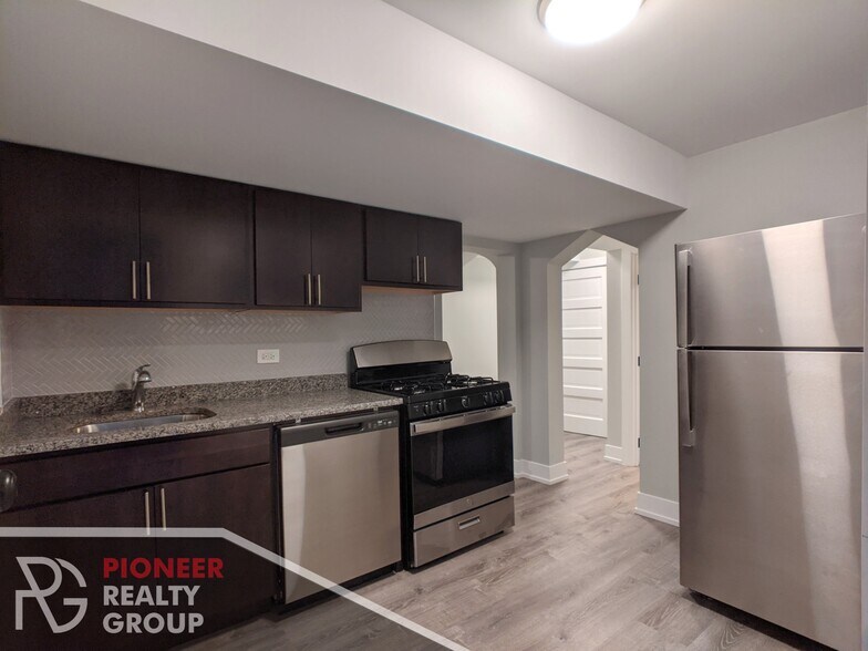 Building Photo - 4409 N Wolcott Ave