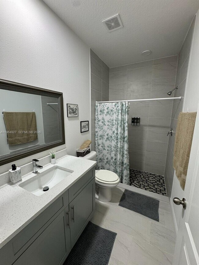 Building Photo - 649 N Lincoln St