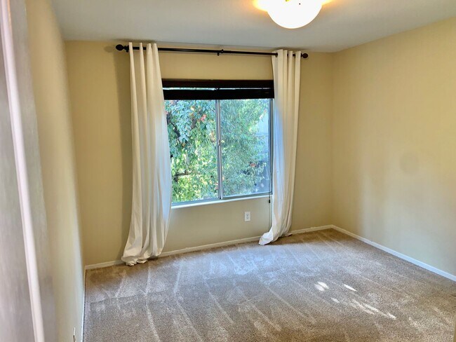 Building Photo - Beautifully Updated 4/2.5 near Woodward Park