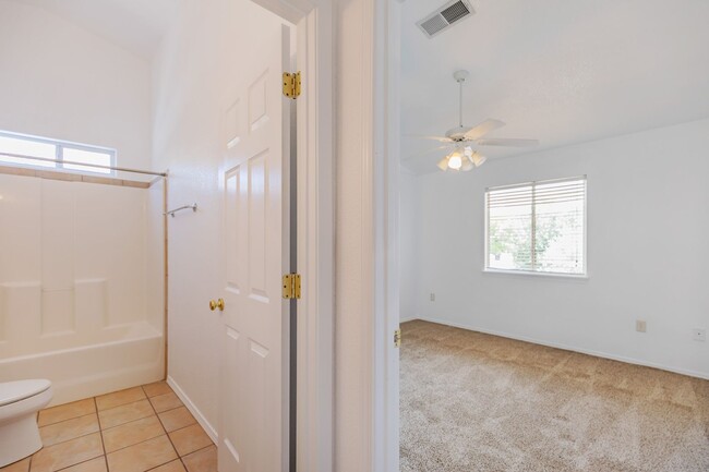Building Photo - 3 Bedroom 2 Bath Home