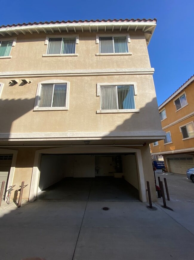 Building Photo - Spacious 4 Bed, 3 Bath Townhouse in Torrance $3,850