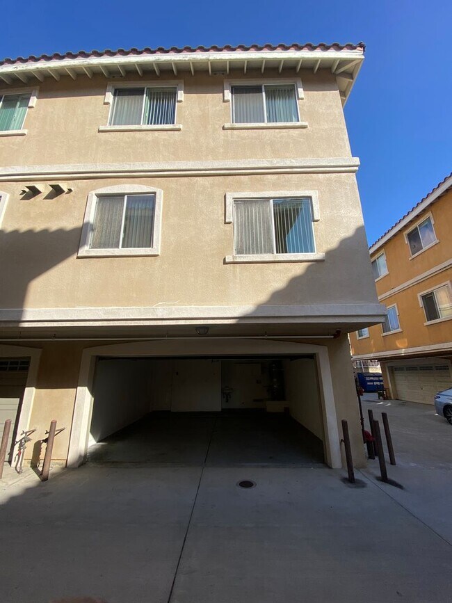 Primary Photo - Spacious 4 Bed, 3 Bath Townhouse in Torrance $3,850