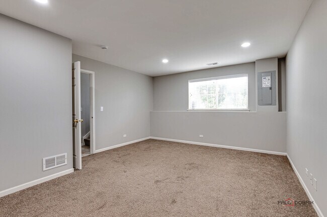 Building Photo - 921 Summit Creek Dr