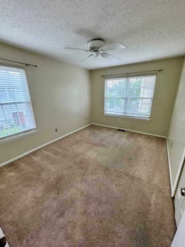 Building Photo - Beautiful 4 Bedroom Townhome