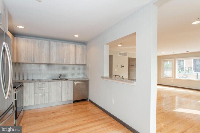 Building Photo - 2553 Montrose St