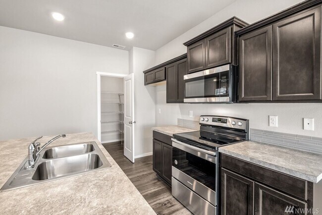 Building Photo - Listed For Rent