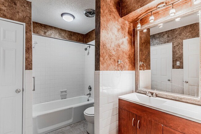 Building Photo - 2BD/2BA Condo located in Perkins Gardens