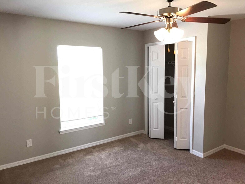 Building Photo - 2325 NW 34th Ave