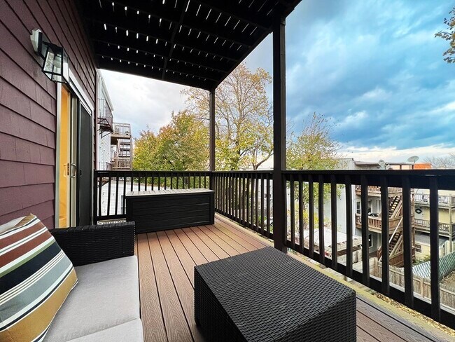 Building Photo - 498 Sumner St