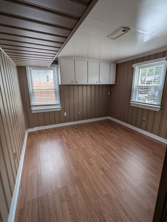 Building Photo - 4 Bedroom West End Home - Garage and Fenced Backyard!