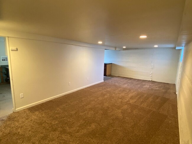 Building Photo - Large 3bd 2 ba home with a great country feel.