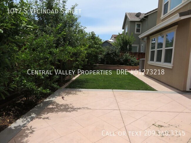 Building Photo - 1042 S Vecindad St