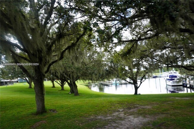 Building Photo - 1060 Capri Cir