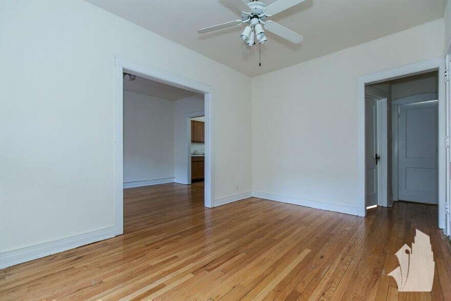 Building Photo - 820 W Waveland Ave