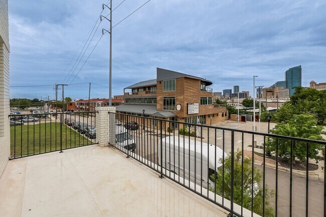 Building Photo - 309 W Daggett Ave