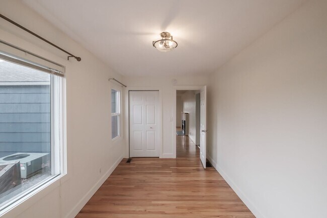 Building Photo - Charming 3-Bed 2 Bath Home with Spectacula...