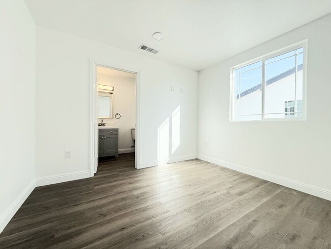 Building Photo - 1731 E 68th St