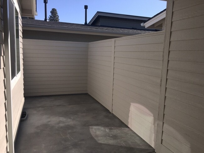 Building Photo - 1575 NE Rumgay Ln