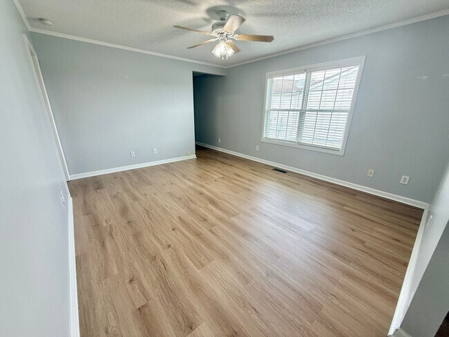 Building Photo - 3 Bed 2 Bath home with pool and lawncare included for $1825!!!