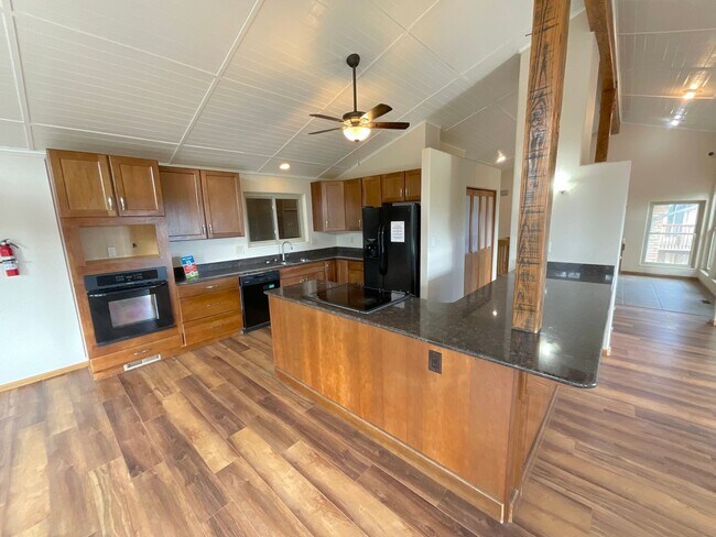Building Photo - 5 Bedroom Home, 4.61 Acres, Available Near...