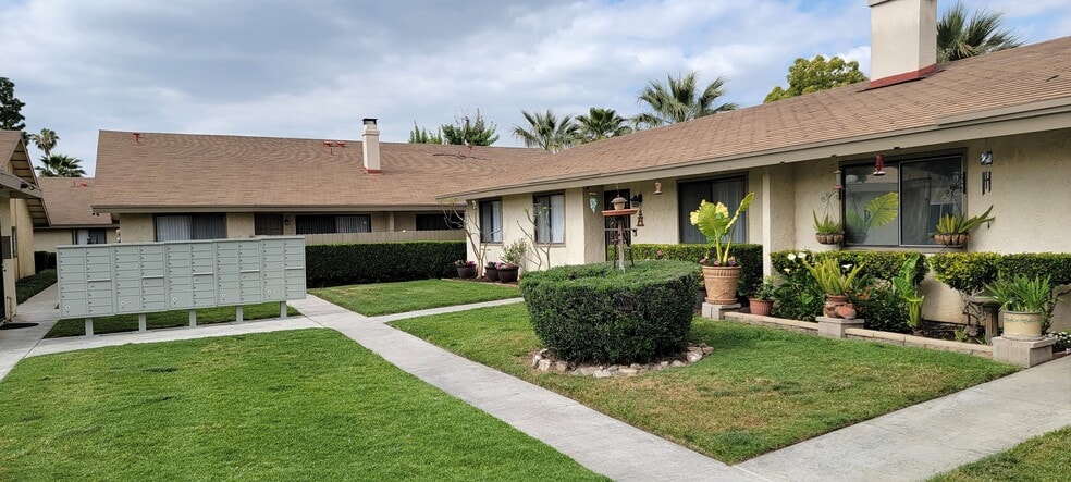 Primary Photo - Las Casitas Apartments