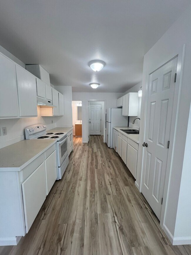 Building Photo - Rent Reduction; MOVE IN SPECIAL; Remodeled...