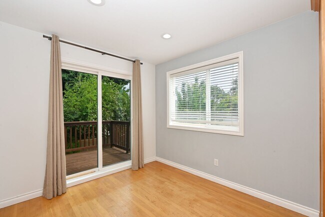 Building Photo - 3-Story Greenlake Home - Private Yard and ...