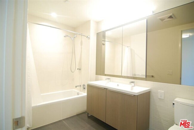 Building Photo - 889 Francisco St