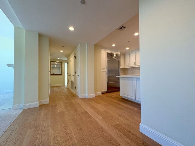 Building Photo - Luxurious Top Floor 2 Bedroom 2 Bathroom C...