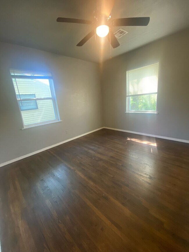 Building Photo - Gorgeous 3 Bed, 2 Bath Home with Modern Up...