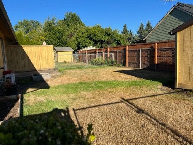 Building Photo - 2Bd/1.5Bath Single story duplex McMinnville