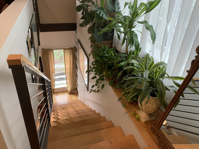 Building Photo - Charming OTR Loft!
