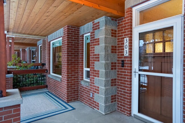 Building Photo - Executive Townhome - Walking distance to C...