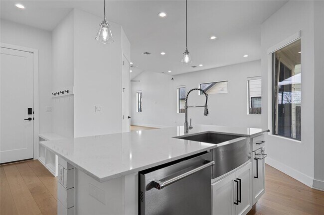 Building Photo - 409 Delmar Ave